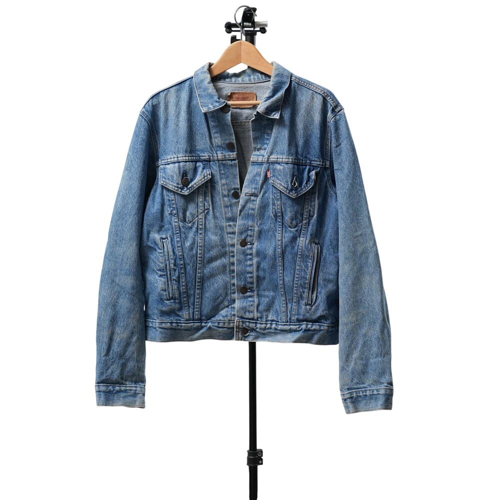 Vintage Levi's Trucker Jacket Mens 46L Blue Light Wash Denim USA Cotton Western